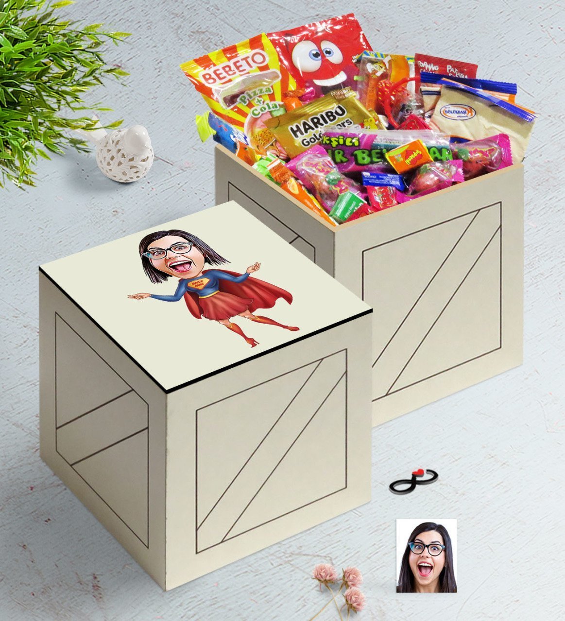 Kişiye Özel Süper Anne Karikatürlü Ahşap Kutuda Nostaljik Lezzetler Hediye Seti-1