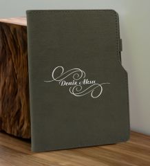 BK Gift Kişiye  Özel İsimli Mat Gri Termo Deri Defter ve Cam Matara Hediye Seti-3, Sevgiliye Hediye, Arkadaşa Hediye, Yeni İş Hediyesi