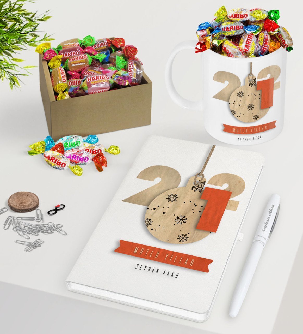 BK Gift Kişiye Özel 2023 Mutlu Yıllar Beyaz Defter Kalem Kupa ve Kutulu Haribo Şeker Hediye Seti-3