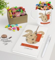 BK Gift Kişiye Özel 2023 Mutlu Yıllar Beyaz Defter Kalem Kupa ve Kutulu Haribo Şeker Hediye Seti-3