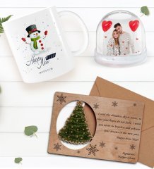 Kişiye Özel Fotoğraflı Kar Küresi & Happy New Year Kupa Bardak & Retro Ahşap Yılbaşı Tebrik Kartı Hediye Seti-2A