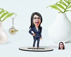 Kişiye Özel Kadın Patron Karikatürlü 3D Ahşap Biblo ve İsimli Gold Papatya Anahtarlık-4