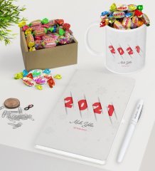 BK Gift Kişiye Özel 2023 Mutlu Yıllar Beyaz Defter Kalem Kupa ve Kutulu Haribo Şeker Hediye Seti-2