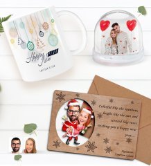 Kişiye Özel Fotoğraflı Kar Küresi & Happy New Year Kupa Bardak & Retro Ahşap Yılbaşı Tebrik Kartı Hediye Seti-1F