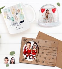 Kişiye Özel Fotoğraflı Kar Küresi & Happy New Year Kupa Bardak & Retro Ahşap Yılbaşı Tebrik Kartı Hediye Seti-1E