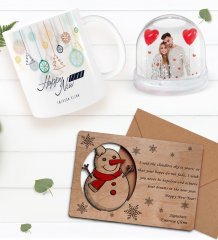 Kişiye Özel Fotoğraflı Kar Küresi & Happy New Year Kupa Bardak & Retro Ahşap Yılbaşı Tebrik Kartı Hediye Seti-1D