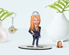 Kişiye Özel Kadın Mühendis Karikatürlü 3D Ahşap Biblo ve İsimli Gold Papatya Anahtarlık