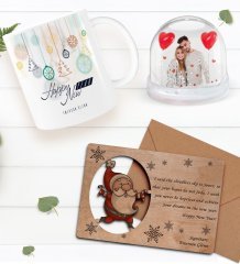 Kişiye Özel Fotoğraflı Kar Küresi & Happy New Year Kupa Bardak & Retro Ahşap Yılbaşı Tebrik Kartı Hediye Seti-1C
