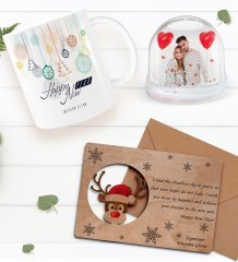 Kişiye Özel Fotoğraflı Kar Küresi & Happy New Year Kupa Bardak & Retro Ahşap Yılbaşı Tebrik Kartı Hediye Seti-1B