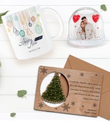 Kişiye Özel Fotoğraflı Kar Küresi & Happy New Year Kupa Bardak & Retro Ahşap Yılbaşı Tebrik Kartı Hediye Seti-1A