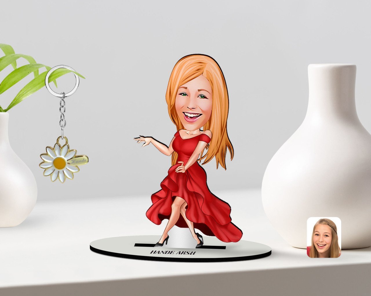 Kişiye Özel Kadın Manken Karikatürlü 3D Ahşap Biblo ve İsimli Gold Papatya Anahtarlık-1