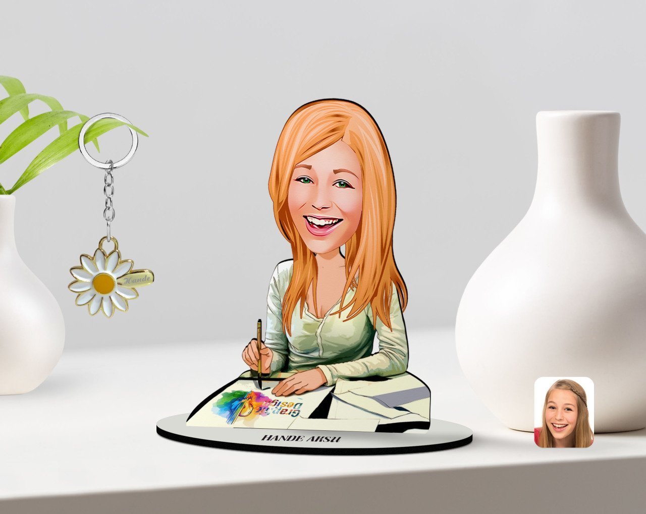 Kişiye Özel Kadın Grafik Tasarımcı Karikatürlü 3D Ahşap Biblo ve İsimli Gold Papatya Anahtarlık-1