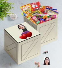 Kişiye Özel Bayan Karikatürlü Ahşap Kutuda Nostaljik Lezzetler Hediye Seti-2