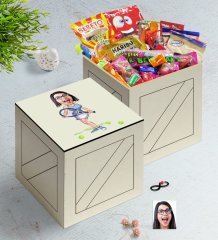 Kişiye Özel Bayan Tenis Oyuncusu Karikatürlü Ahşap Kutuda Nostaljik Lezzetler Hediye Seti-1