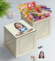 Kişiye Özel Bayan Spiker Karikatürlü Ahşap Kutuda Nostaljik Lezzetler Hediye Seti-1