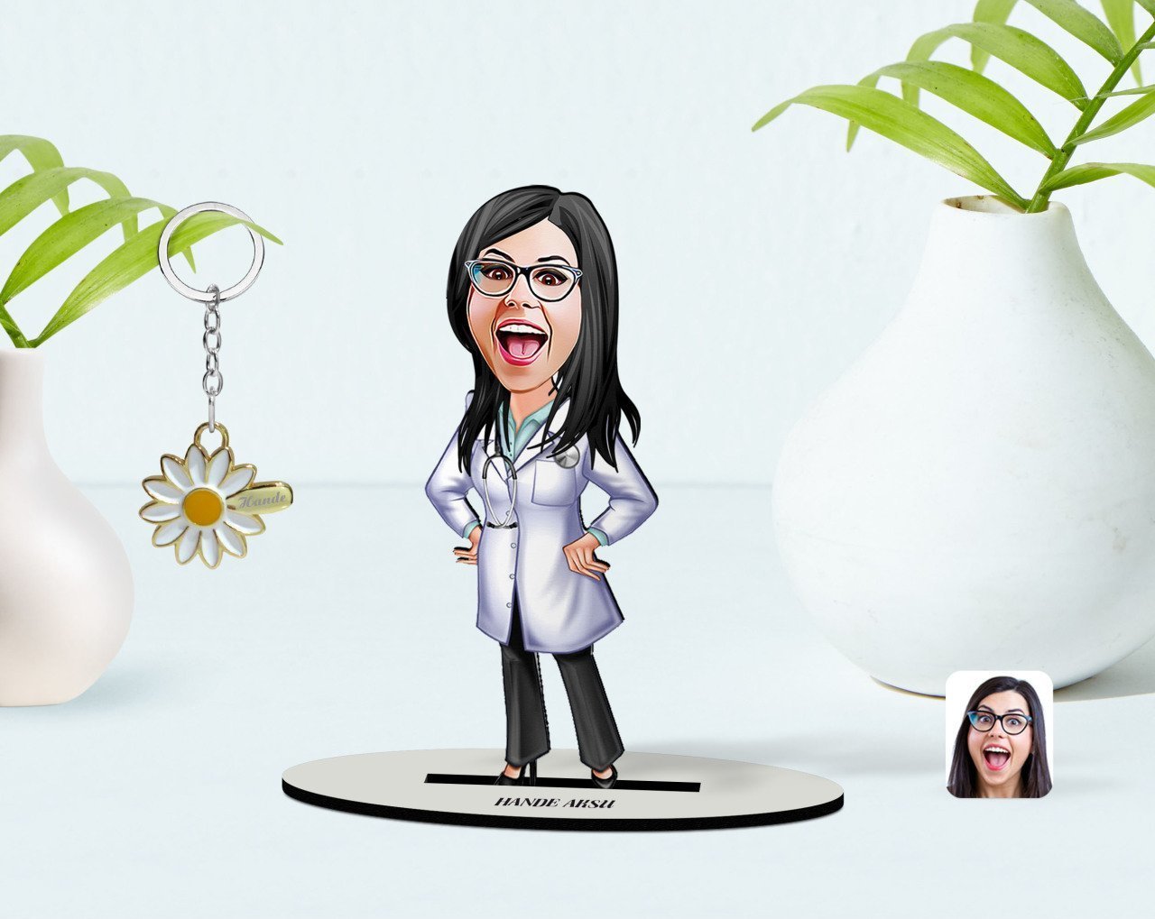 Kişiye Özel Kadın Doktor Karikatürlü 3D Ahşap Biblo ve İsimli Gold Papatya Anahtarlık-1