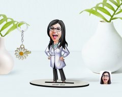Kişiye Özel Kadın Doktor Karikatürlü 3D Ahşap Biblo ve İsimli Gold Papatya Anahtarlık-1