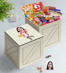 Kişiye Özel Bayan Ressam Karikatürlü Ahşap Kutuda Nostaljik Lezzetler Hediye Seti-1