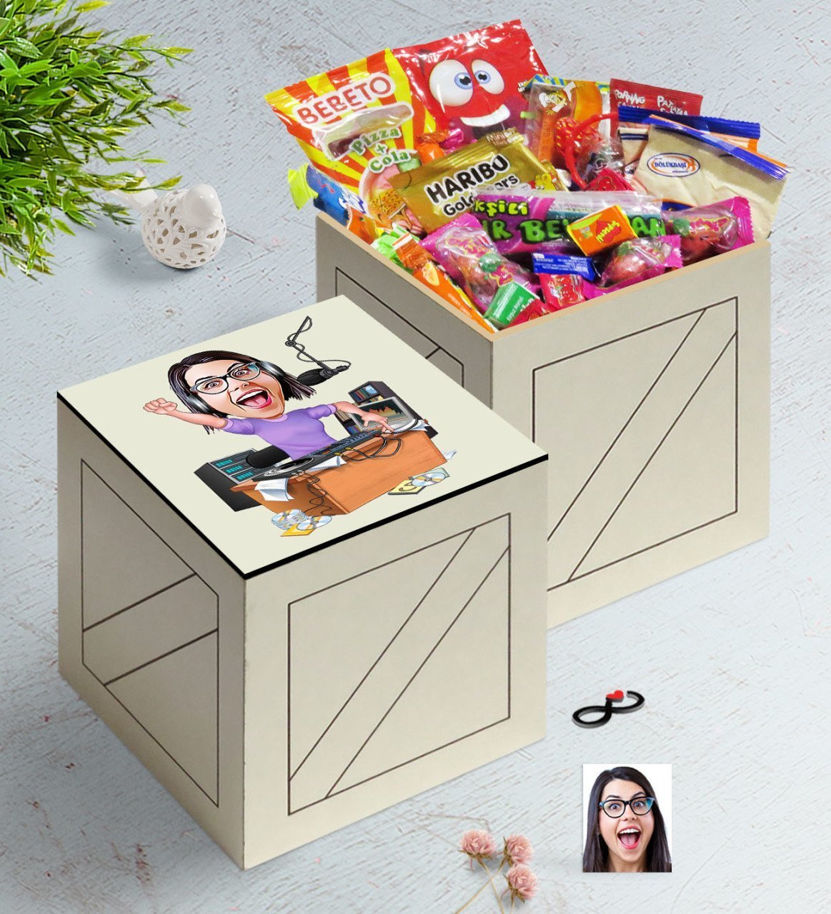Kişiye Özel Bayan Radyocu Karikatürlü Ahşap Kutuda Nostaljik Lezzetler Hediye Seti-1