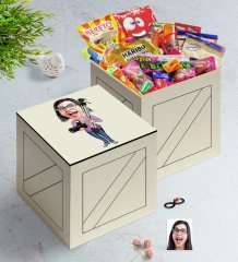 Kişiye Özel Bayan Profesyonel Fotoğrafçı Karikatürlü Ahşap Kutuda Nostaljik Lezzetler Hediye Seti-1