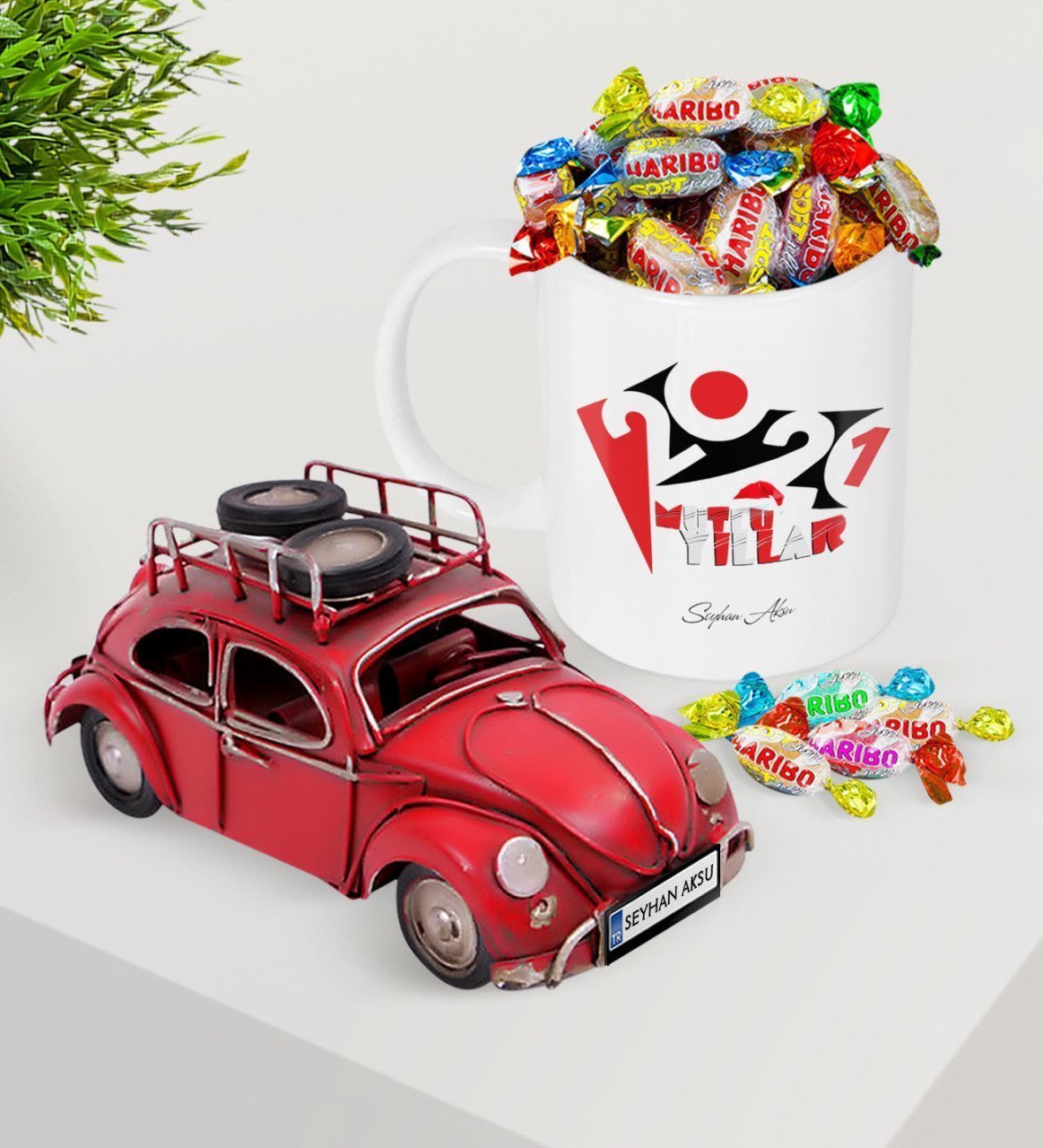 BK Gift Kişiye Özel 2023 Mutlu Yıllar Plakalı Nostaljik Kırmızı Metal Vosvos ve Kupa Haribo Şeker Seti-13