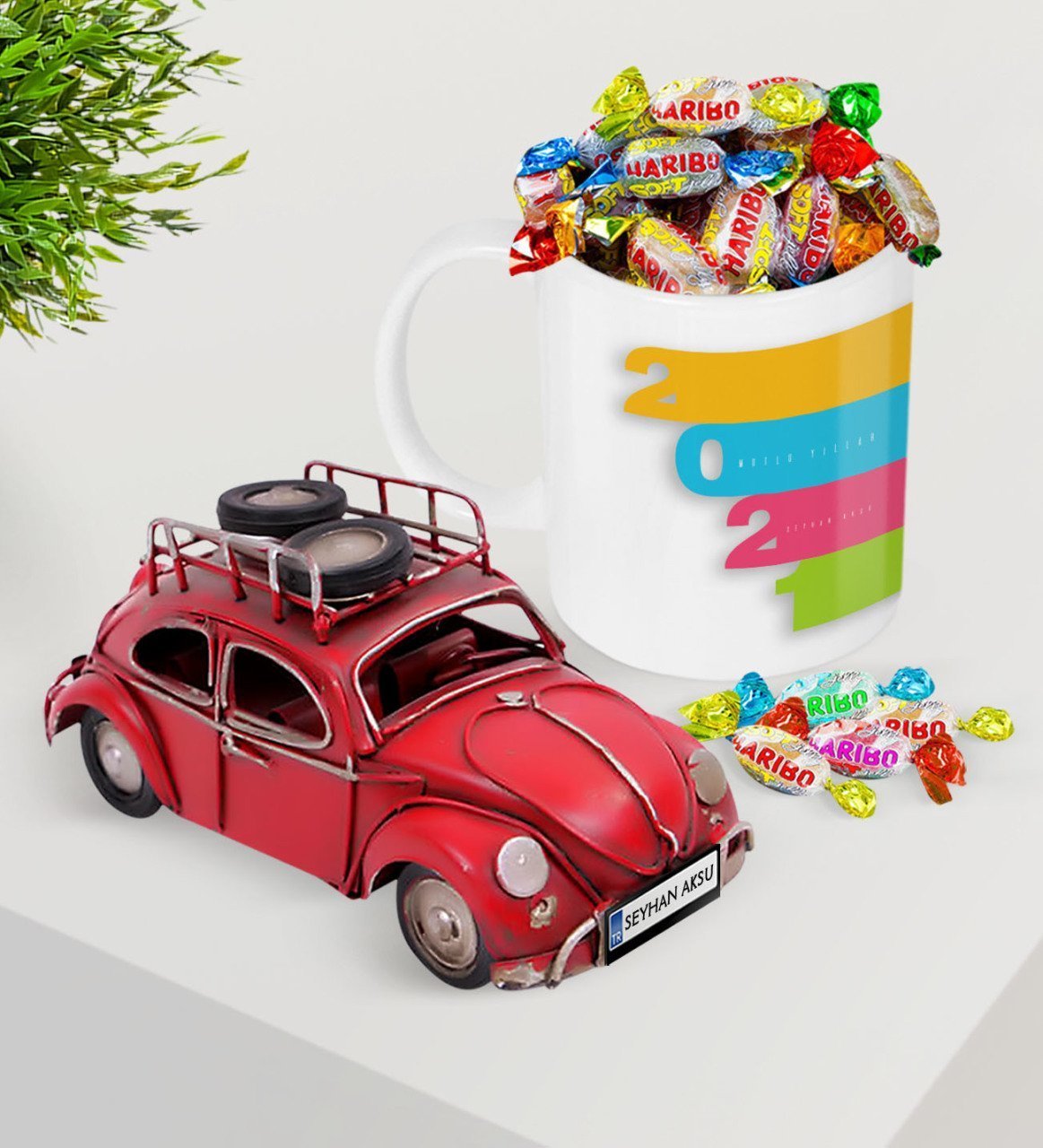 BK Gift Kişiye Özel 2023 Mutlu Yıllar Plakalı Nostaljik Kırmızı Metal Vosvos ve Kupa Haribo Şeker Seti-12