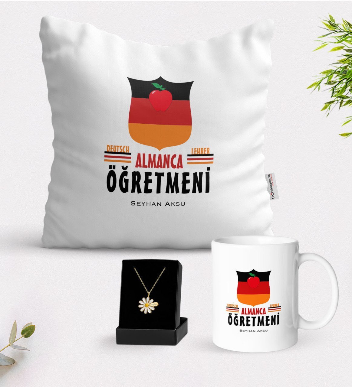 Kişiye Özel Almanca Öğretmeni Beyaz Kupa Yastık ve İsimli Papatya Kolye Hediye Seti
