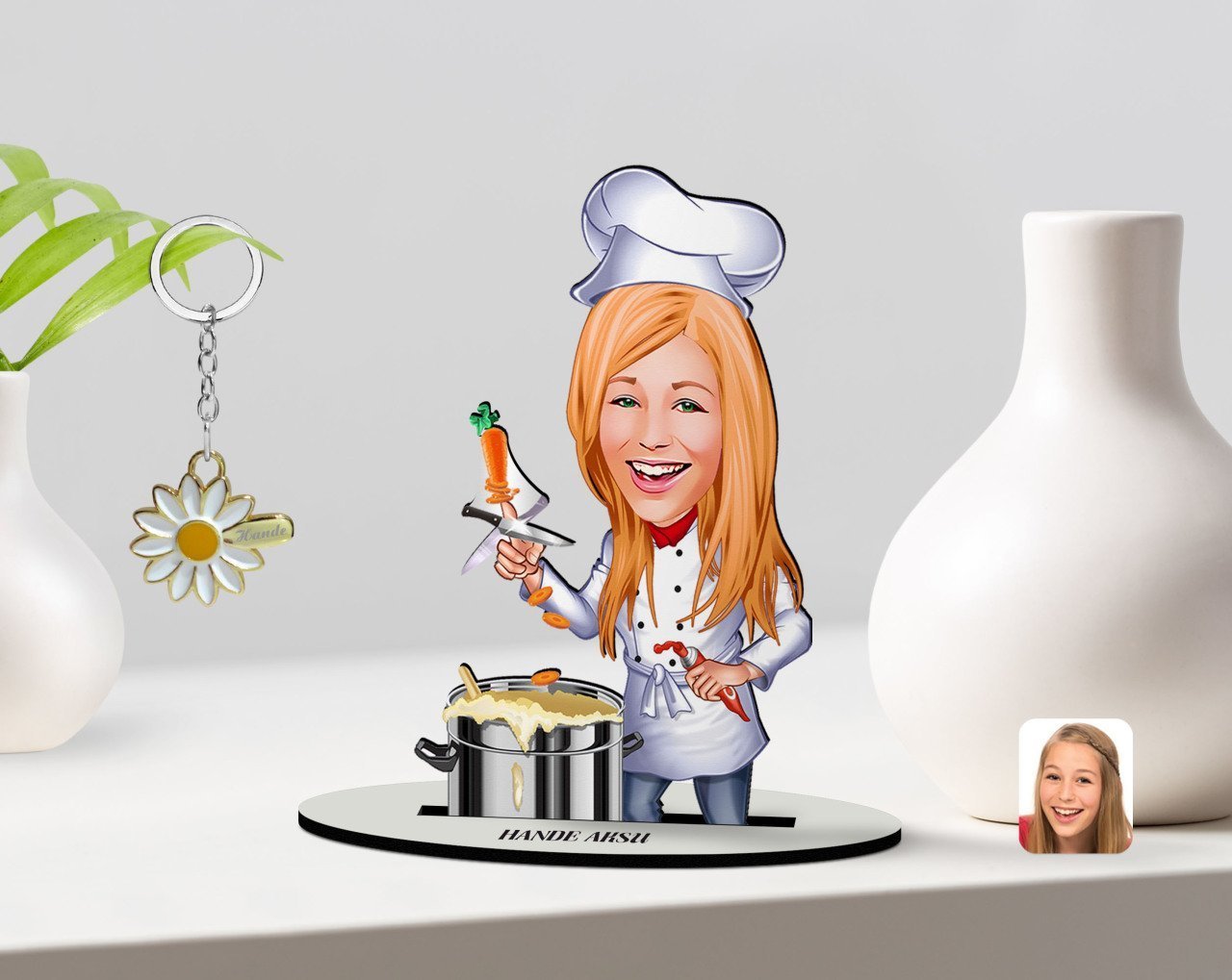 Kişiye Özel Kadın Chef Karikatürlü 3D Ahşap Biblo ve İsimli Gold Papatya Anahtarlık-1