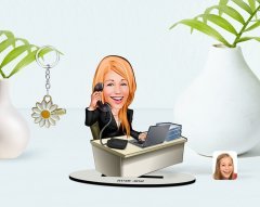 Kişiye Özel Kadın Asistan Karikatürlü 3D Ahşap Biblo ve İsimli Gold Papatya Anahtarlık-1
