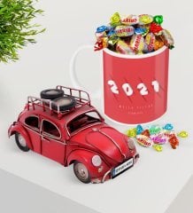 BK Gift Kişiye Özel 2023 Mutlu Yıllar Plakalı Nostaljik Kırmızı Metal Vosvos ve Kupa Haribo Şeker Seti-1