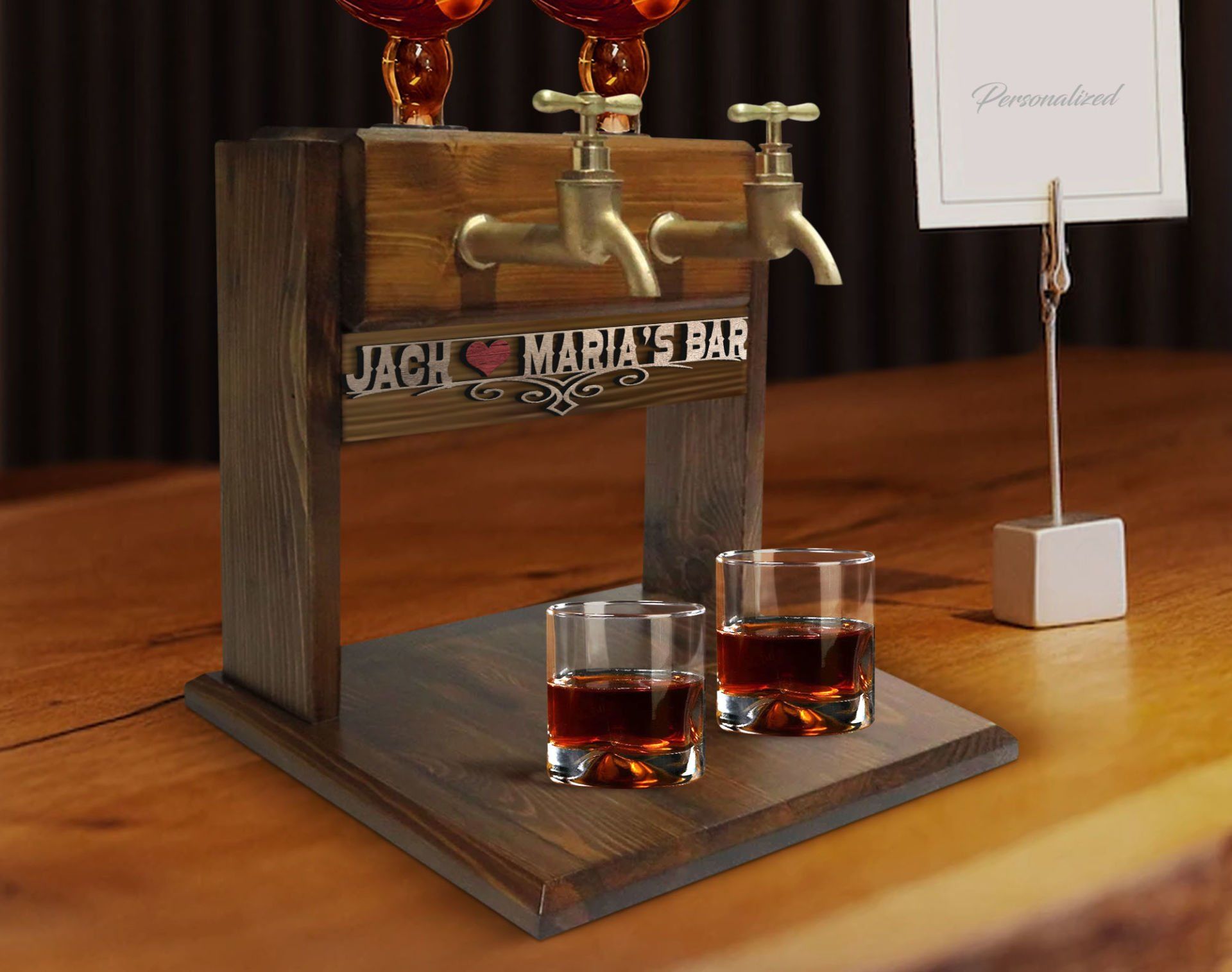 BK Gift Kişiye Özel Kabartma İsimli Çift Musluklu Doğal Ahşap Viski Standı, İçki Standı, Doğum Günü Hediyesi, Ev Hediyesi, Erkek Hediye-12