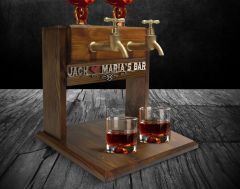 BK Gift Kişiye Özel Kabartma İsimli Çift Musluklu Doğal Ahşap Viski Standı, İçki Standı, Doğum Günü Hediyesi, Ev Hediyesi, Erkek Hediye-12