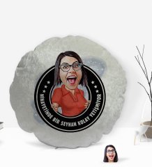 Kişiye Özel İsimli Kadın Nihayetinde Karikatürlü Yuvarlak Dekoratif Kırlent Yastık-3