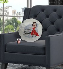 Kişiye Özel İsimli Kadın Nihayetinde Karikatürlü Yuvarlak Dekoratif Kırlent Yastık-1