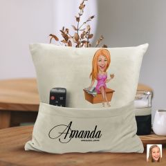 BK Gift Kişiye Özel Boss Anne Karikatür Tasarımlı Organizer Kumanda ve Atıştırmalık Cepli Sarı Kırlent Yastık-7 Arkadaşa Hediye, Cepli Yastık