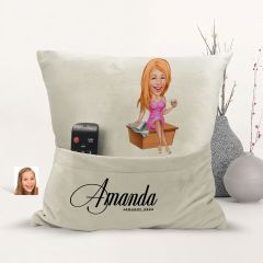 BK Gift Kişiye Özel Boss Anne Karikatür Tasarımlı Organizer Kumanda ve Atıştırmalık Cepli Sarı Kırlent Yastık-7 Arkadaşa Hediye, Cepli Yastık