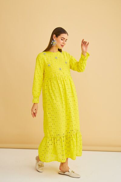 Hesna Taş İşlemeli Eteği Fırfırlı Oversize Sarı Brode Elbise