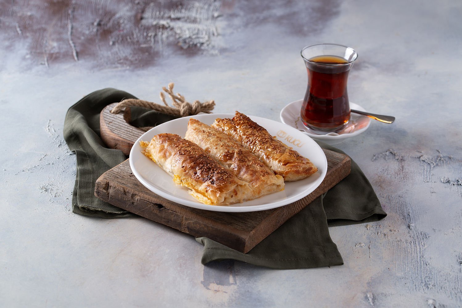 Peynirli Ev Böreği