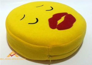 BÜYÜK DUDAK DESENLİ SARI DEKORATİF EMOJİ YASTIK