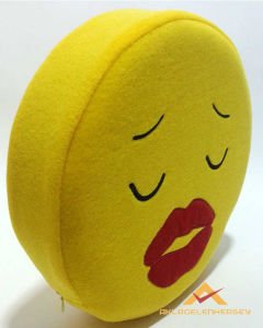 BÜYÜK DUDAK DESENLİ SARI DEKORATİF EMOJİ YASTIK