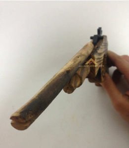 LASTİK FIRLATMA ÖZELLİKLİ MEKANİZMALI ESKİTME AHŞAP NOSTALJİK OYUNCAK TAHTA TABANCA 29x11cm