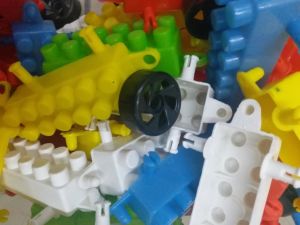 300 parça Lego Seti Eğitici Yaratıcı Ufuk Açar,Zeka Geliştirip Beceri Kazandır Bina,Araba,Tren Setli