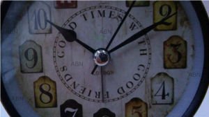 ANTİKA GÖRÜNÜM METAL GÖVDE ALARMLI RETRO SAAT 12cm ÇAPINDA IŞIKLI NOSTALJİK METAL ZİLLİ MASA SAATİ