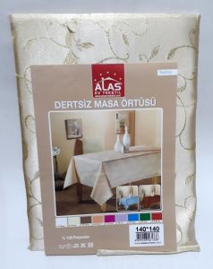 Dertsiz Masa Örtüsü Kaliteli Kumaştan Üretilmiş 140x140cm Ebatta Pratik Masa Örtüsü