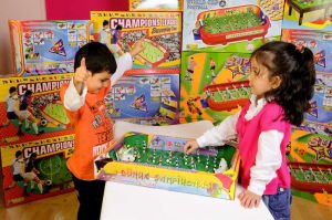 BÜYÜK BOY 60x40cm TAM KADRO CANLI FUTBOL OYUNU YAYLI FUTBOLCULARLA DÜNYA ŞAMPİYONASI MASA MAÇI OYUNU