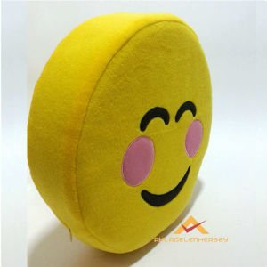 GÜLÜMSE DESENLİ SARI DEKORATİF EMOJİ YASTIK