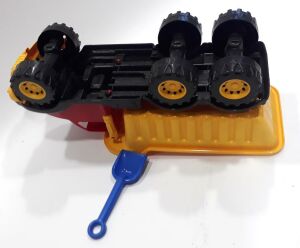 43x18x15cm Boyutunda Kırmızı Fonksiyonsuz Oyuncak Kürekli Kamyon