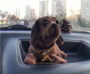 BAŞINI SALLAYAN KÖPEK NOSTALJİK SÜET ARABA SÜSÜ, HEDİYELİK ARABA SÜSÜ HAREKETLİ ARABA SÜSÜ KÖPEK