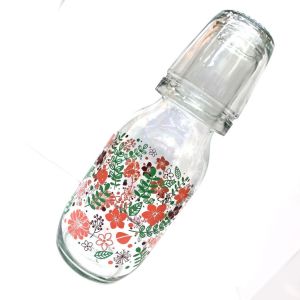25.5 CM YÜKSEKLİĞİNDE BARDAK HEDİYELİ DEKORATİF DESENLİ CAM SU ŞİŞESİ