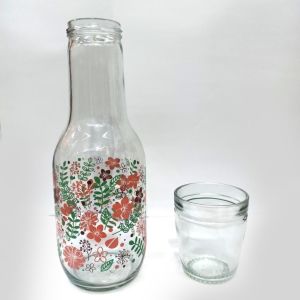 25.5 CM YÜKSEKLİĞİNDE BARDAK HEDİYELİ DEKORATİF DESENLİ CAM SU ŞİŞESİ